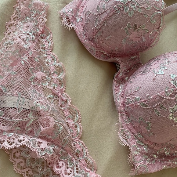 Victoria’s Secret lightly lined pick lace bra 32C - Picture 8 of 8